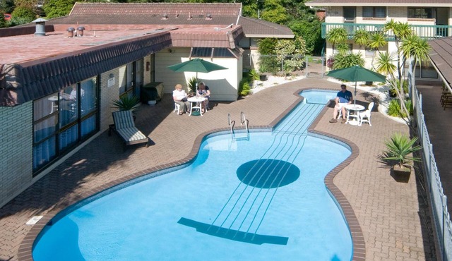 Dukes Midway Lodge