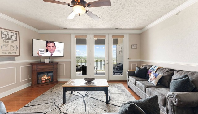 Dunder Mifflin Branson! Office-Themed Lake Condo