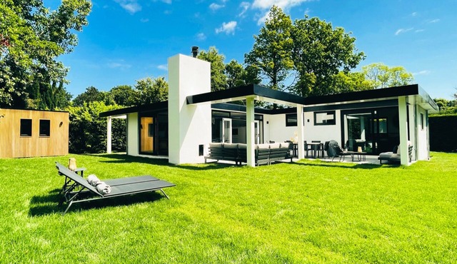 Dune villa in Ouddorp at the sea for 8 pers. with hottub and trampoline.