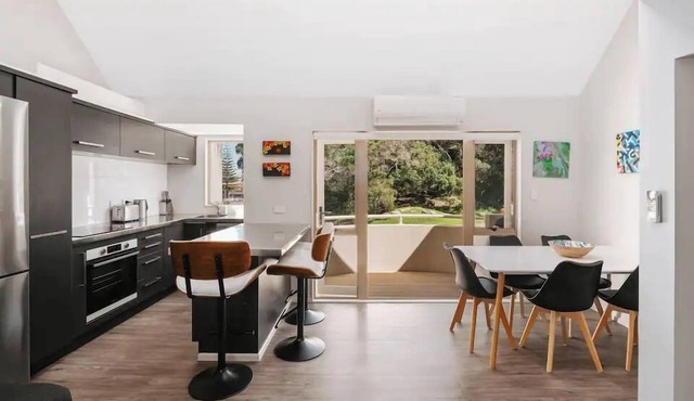 Dunes on Drury - Superb Mount Maunganui Duplex: 3-Level, 1-Min Walk to Main Beach & Town, Stunning Mount Drury Views, Balcony BBQ, Pet-Friendly