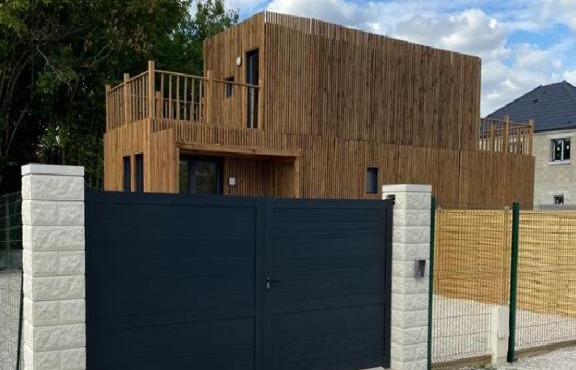 Duplex atypique en bois entre ville et verdures