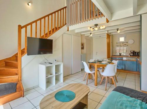 Duplex avec piscine commune, jardin privé et WiFi - FR-1-841-32