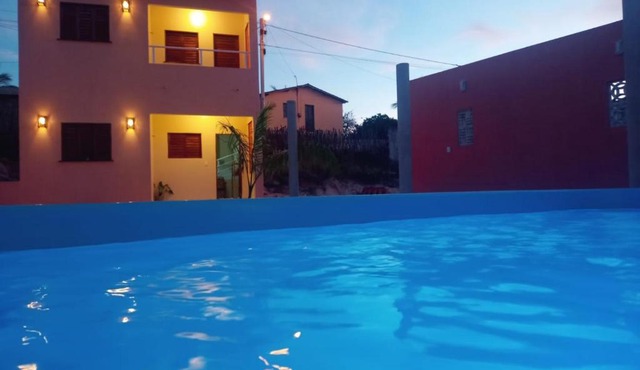 Duplex de 2 quartos com ar condicionado , piscina e estacionamento