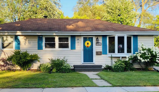EAA Rental Home with landscaped yard, deck & AC