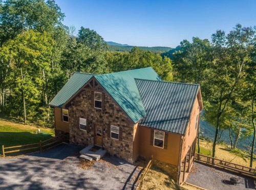 Eagle's Nest- A pet friendly cabin on the river!
