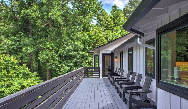 Eagle's View: Where Modern Comfort Meets Mountain Majesty