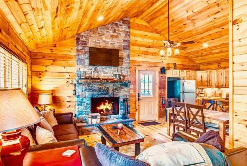 Eagles Nest 2 BR Cabin - Close to Beech Mtn