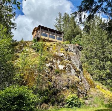 Eagles Nest - epic blufftop cabin Squamish