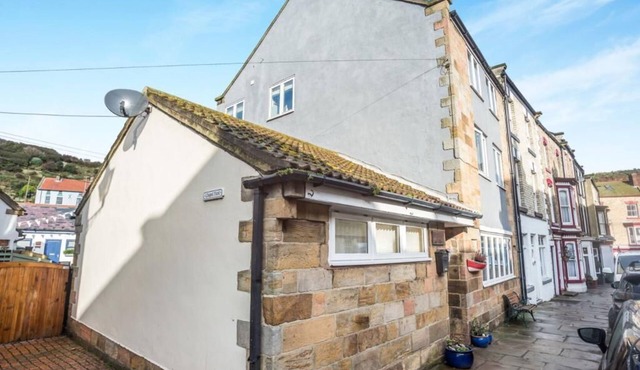 Easily accessible, single level, 3-bed cottage close to beach, shops & eateries!