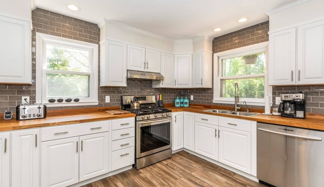 East Hampton Vacation Home, Walk To Bay Beaches, Sleeps 8