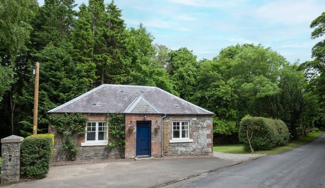 EAST LODGE, ASHIESTIEL- sleeps 4 by the River Tweed near Selkirk and Galashiels