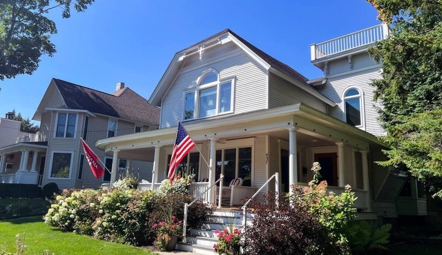 East Main Haven - Renovated lake cottage style home 1 block from the lake!