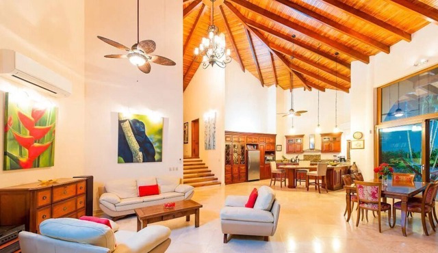 East Oahu Manor - Incredible Ocean Views from most rooms! AC