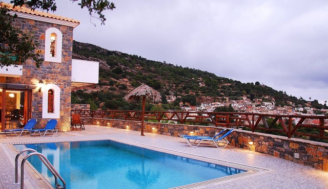 East of Crete, in a quiet area with BBQ, Pool, only 10 min drive from the Beach!