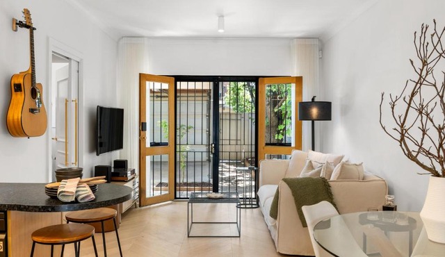 East on King - Minutes to Dining, Parklands & CBD