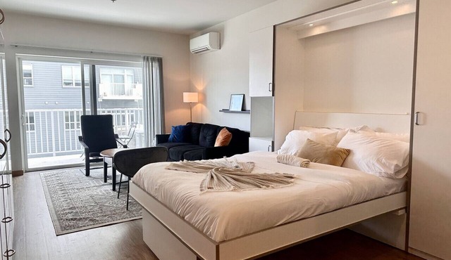 East Side Studio Apt - Near Brady St and Fiserv with Balcony