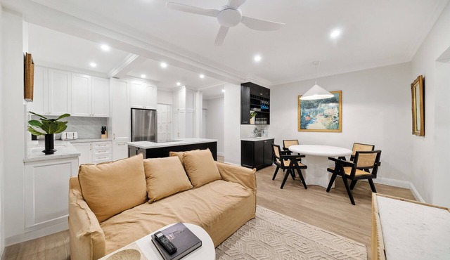 Easy Access 2BR Flat with Parking in Rose Bay