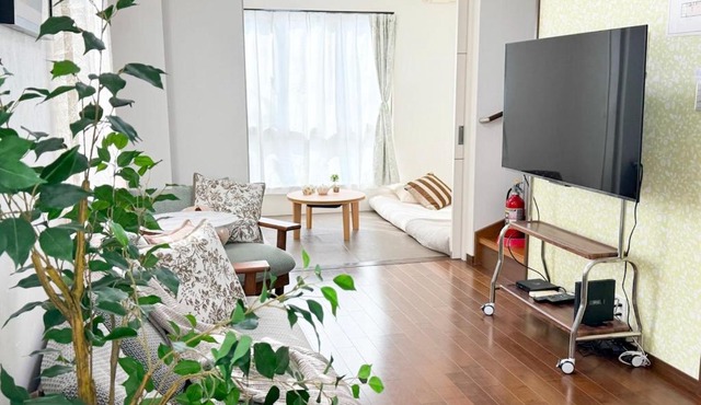 Easy access 4 bedrooms 2 bathrooms for 8 people 5min walk to Tsuruhashi station direct access to Namba Nara and USJ near hot springs and shopping streets