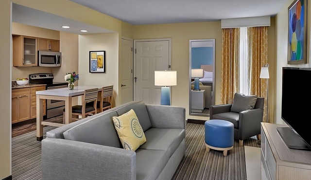 Easy Access to Cleveland Hopkins In'tl Airport! Spacious Suite w/Full Kitchen