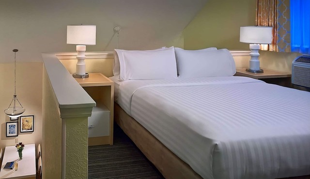 Easy Access to Cleveland Hopkins In'tl Airport! FREE Parking, Pets Allowed!