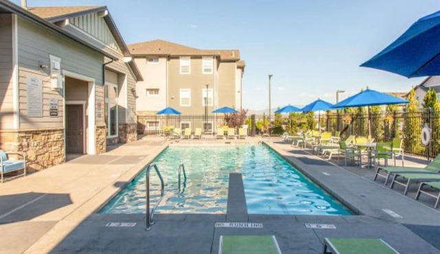 Easy Access to I-15, Comfy Bed, Hot Tub, Gym