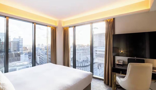 Easy Access to London’s Best from a Relaxed Central Space—St. Botolph Views!