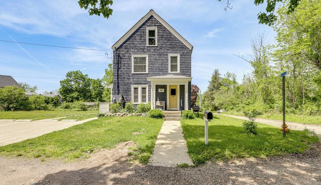 Easy Beach Access! Classic New London Charmer