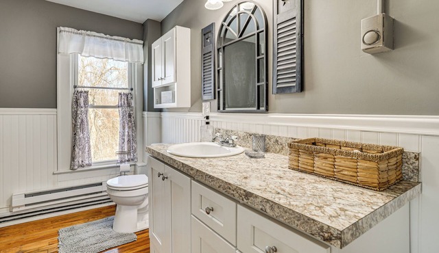 Easy Beach Access! Classic New London Charmer