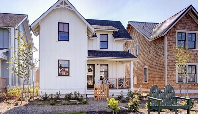 EASY BREEZY Cottage Seabrook WA! Dog friendly w/Hot Tub