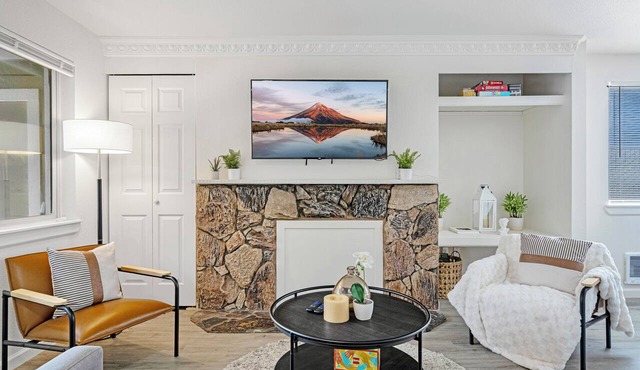 Easy Commute 4 beds Condo Steps from Scenic Trails