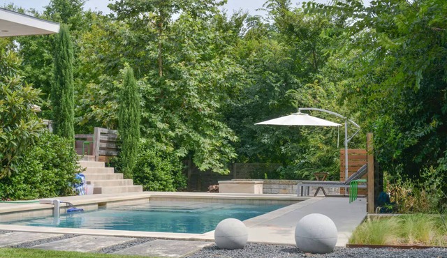 Easy Downtown Access, spacious 2-bedroom with pool