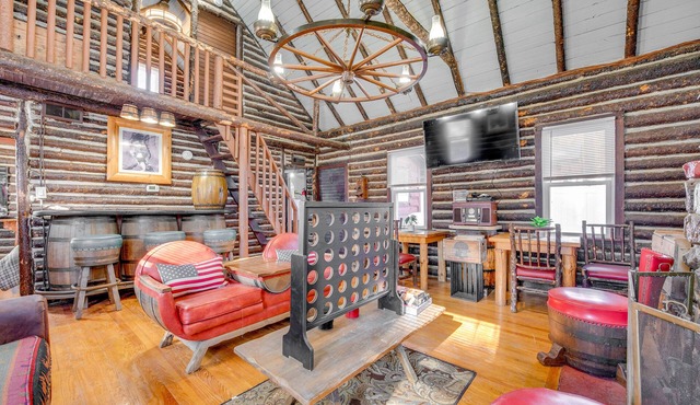 Easy Interstate Access: Original Poconos Log Cabin