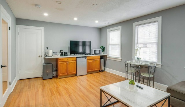 Easy Metro Access: WFH-Friendly Apt 7 Mi to DC!