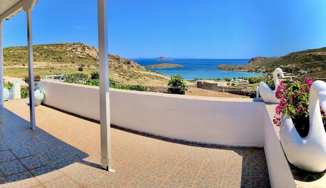Easy to access and next to the two organized beaches of the island.