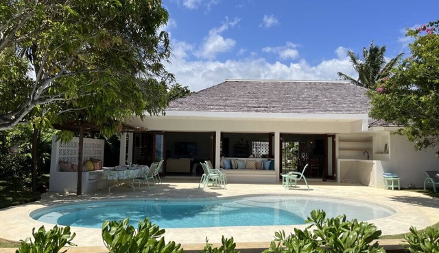 Ebb Tide, Elegant Villa by the Sea. Modern Design, Panoramic Views. Private Pool