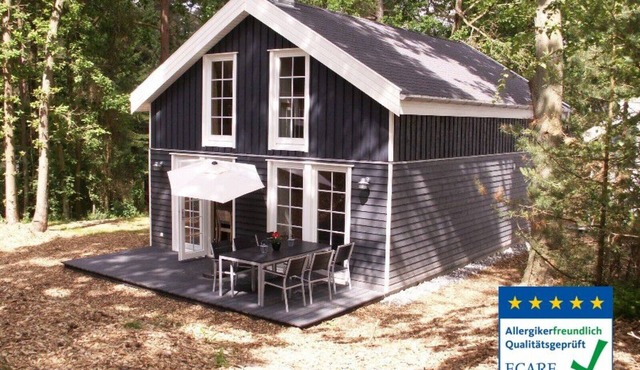 ECARF-certified Seebrise vacation home in Baabe. Cozy moments by the fireplace. A relaxing break with a sauna and hot tub. Coffee maker and a convenient washer-dryer. Sunny terrace for relaxing