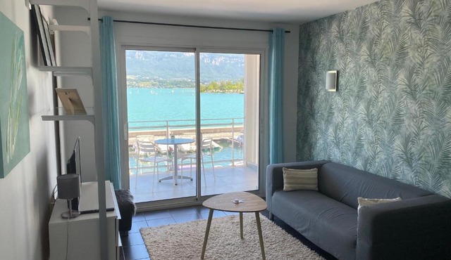 ECHAPPEE BELLE AU BORD DU LAC
