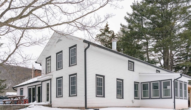 Echo Notch Farm, Hillside Views & Fireplace
