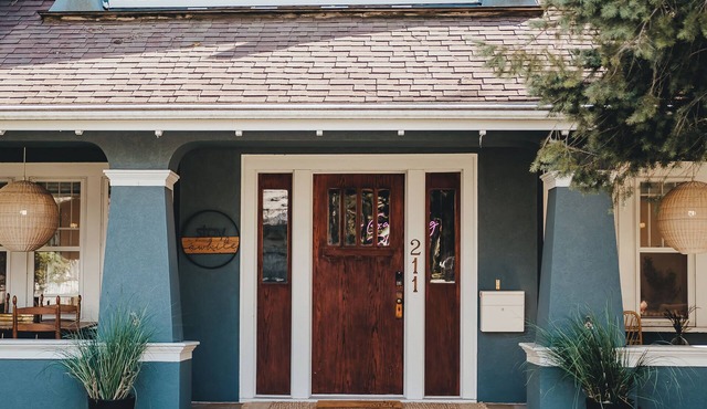 Eclectic and vibrant 4 bedroom in heart of Sun Prarie+Roku Smart TV's+EV Charger