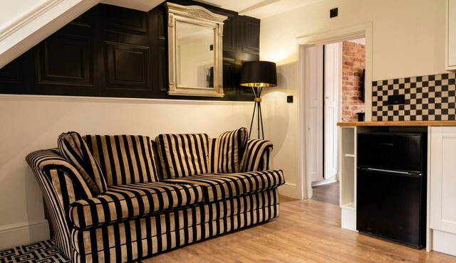 Eclectic apartment above a cocktail bar – free cocktail on weekends