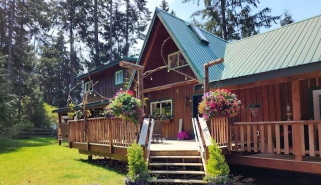 Eclectic Boho Farm Lodge Secluded and Rustic