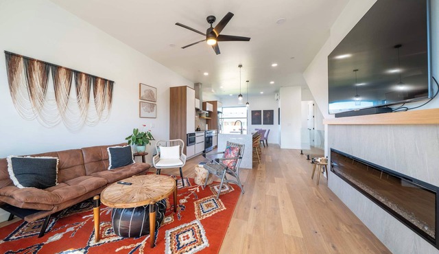 Eclectic Boho Townhome, Hot Tub, Waldport