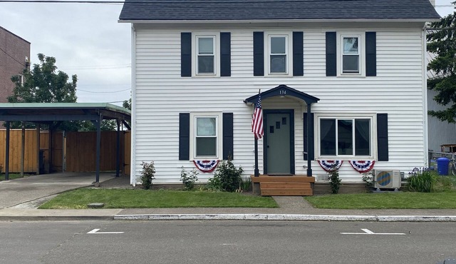 Eclectic cottage, steps from downtown