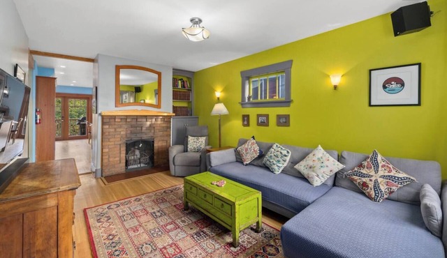 Eclectic Home Near Commercial Drive- Quick Transit