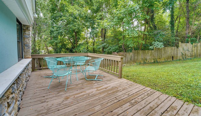 Eclectic Stone Cottage, Walk to Downtown Staunton!