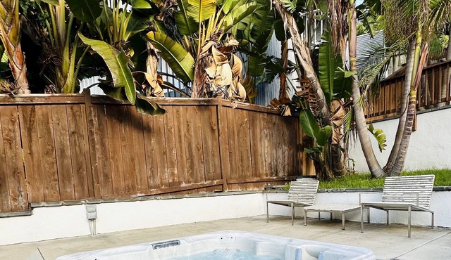 Eclectic surf loft w/fire pit. Walking distance to the beach!