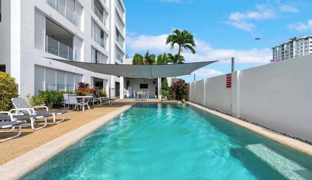 Eclipse—A Poolside Family Escape in the CBD