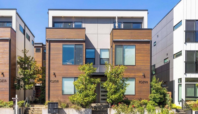 Eco-Friendly 3BR Retreat w, UW & Hospital