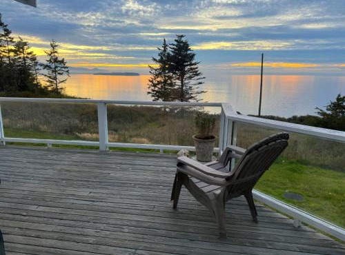 EcoBluff Retreat - Sunset & Water Views!