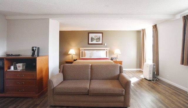 Econo Lodge Inn & Suites